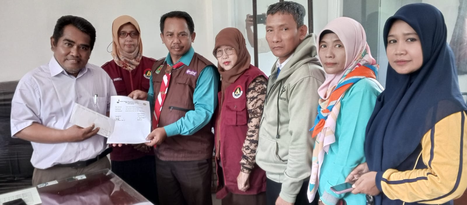 Pramuka Kota Depok Bantu Korban Kecelakaan Bus Rombongan Pelajar SMK Lingga Kencana Depok
