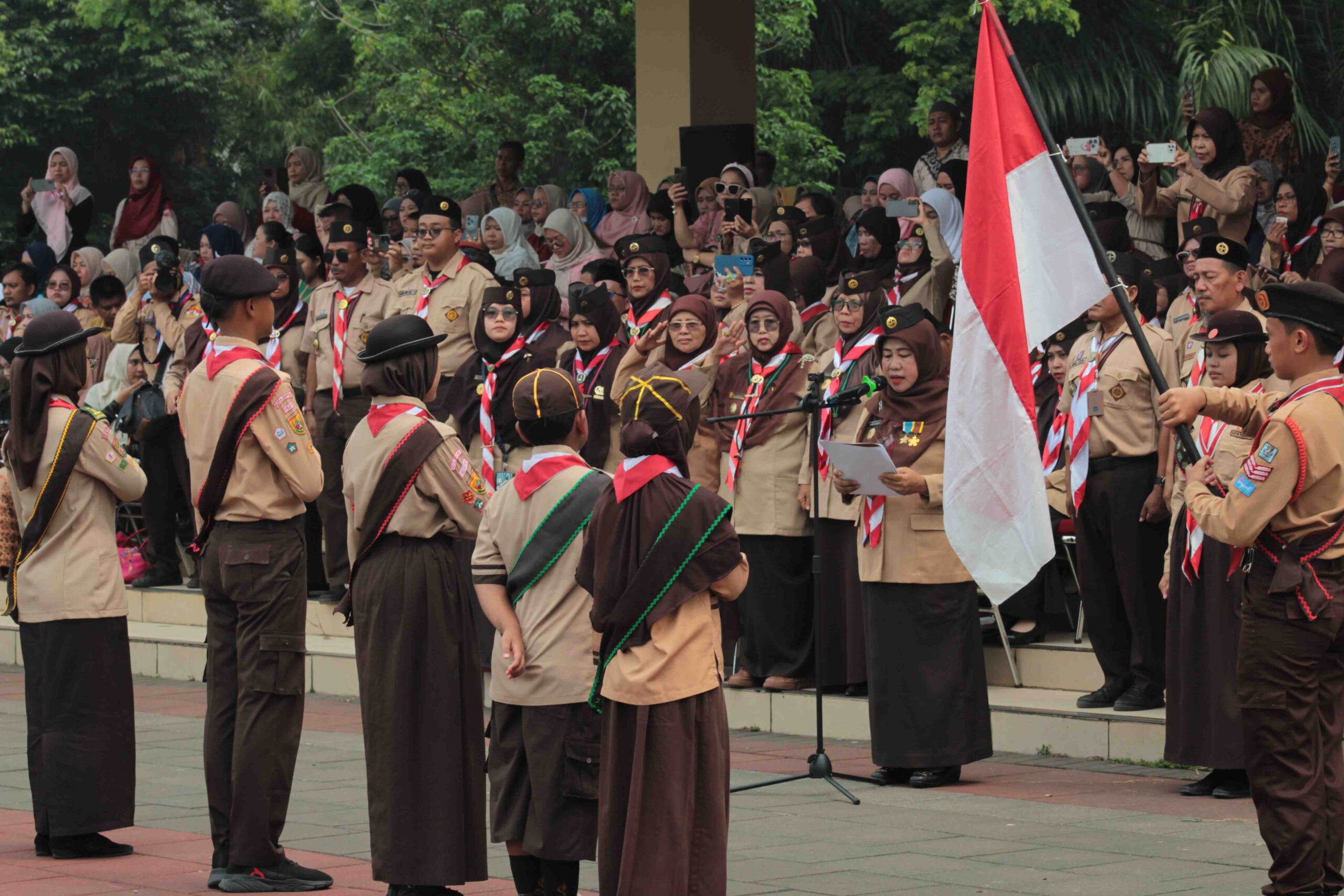 Ketua Kwarcab Kota Depok Kukuhkan 729 Pramuka Garuda di Alun-Alun Kota Depok