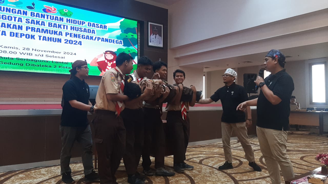 Latihan Gabungan Bantuan Dasar Hidup oleh Saka Bakti Husada Kwarcab Kota Depok